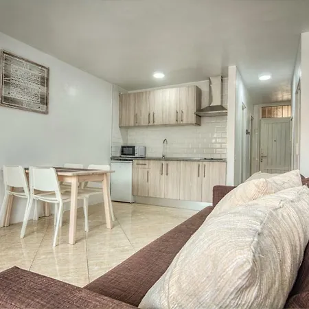 Playa Honda Pool View Apartmán *